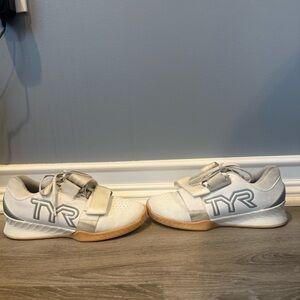 TYR  L1 lifters in white